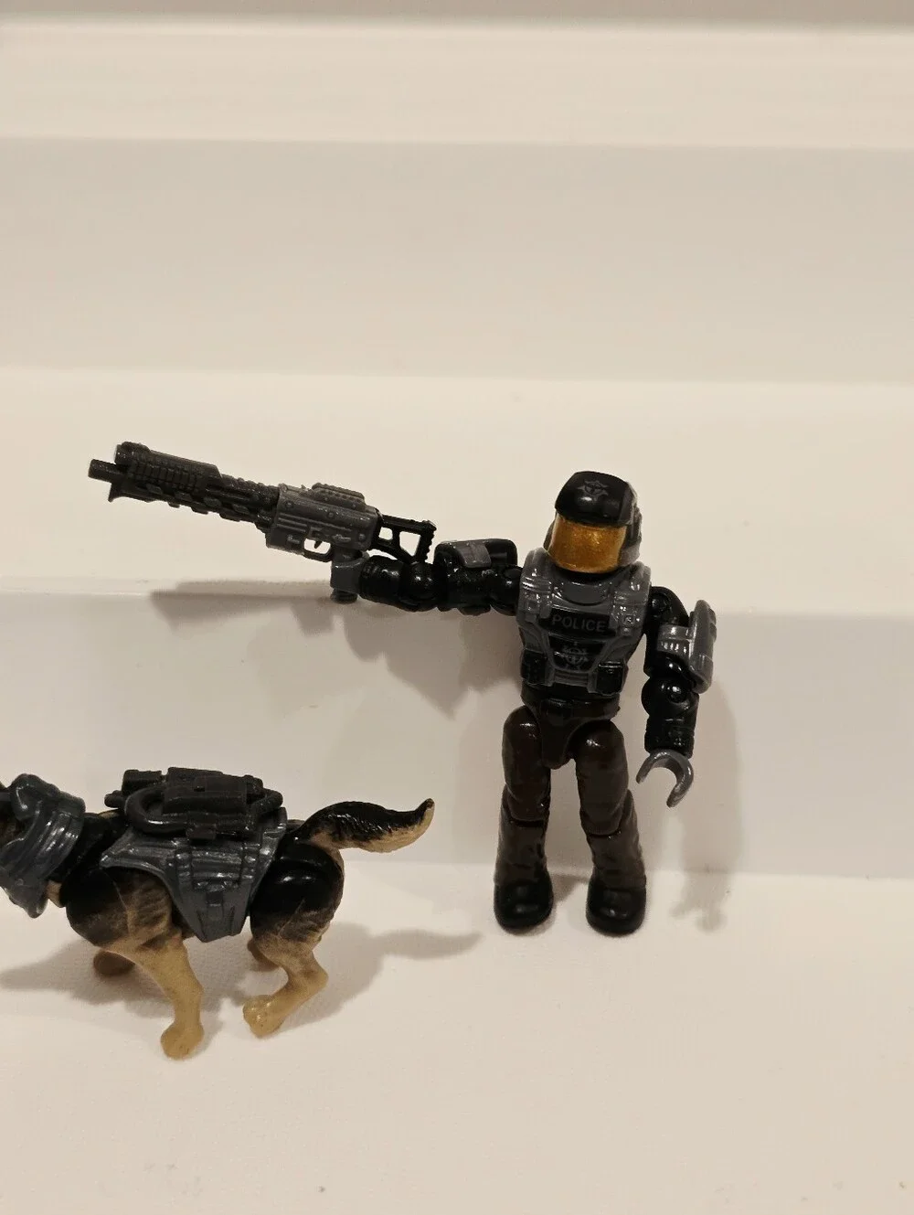 Mega Bloks Halo NMPD Officer and German Shepherd Figure Set